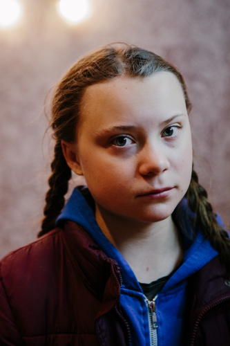 Greta Thunberg vor grauem Hintergrund in Hamburg schaut in die Kamera