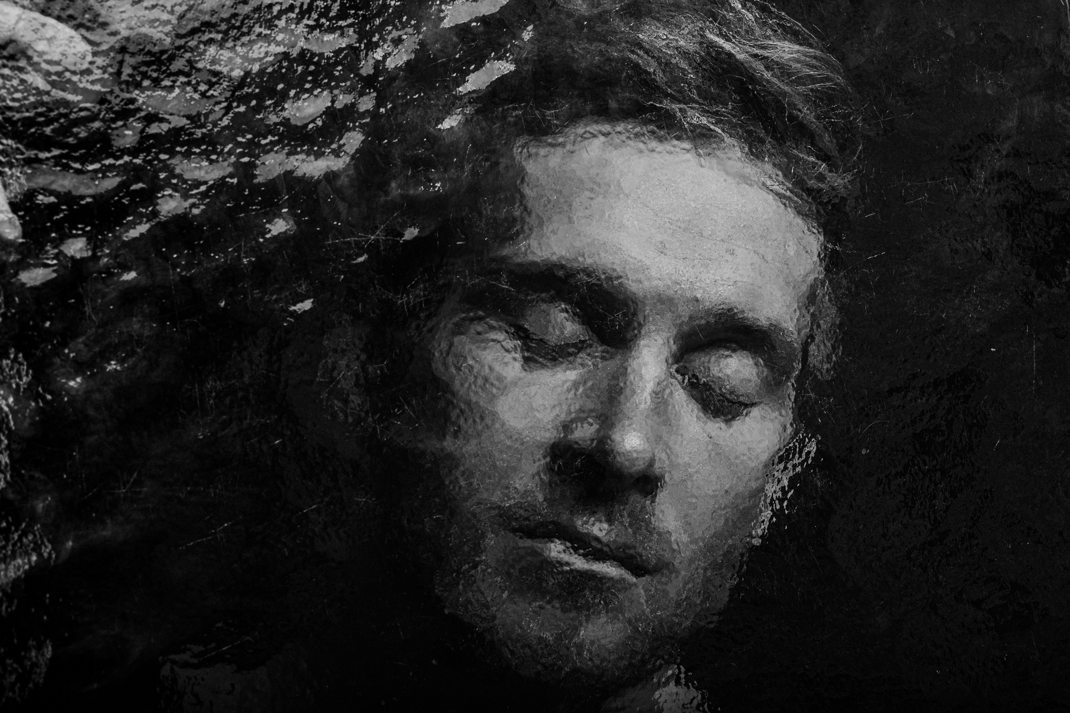 Samuel Koch mit geschlossenen Augen hinter einer Scheibe in schwarzweiss